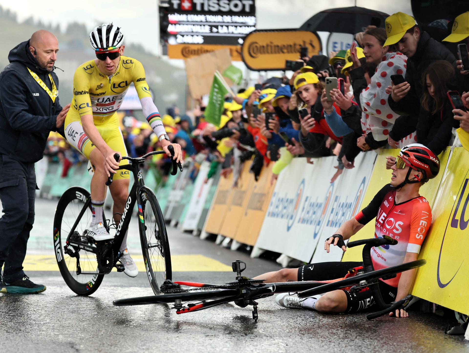 Tadej Pogacar (i) y Thymen Arensman (d) tras la 19ª etapa del Tour. EFE/EPA/CHRISTOPHE PETIT TESSON