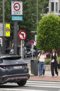 Un coche pasa por delante de un cartel donde anuncia zona de bajas emisiones para vehículos el 26 de junio. EFE/Luis Tejido/Archivo