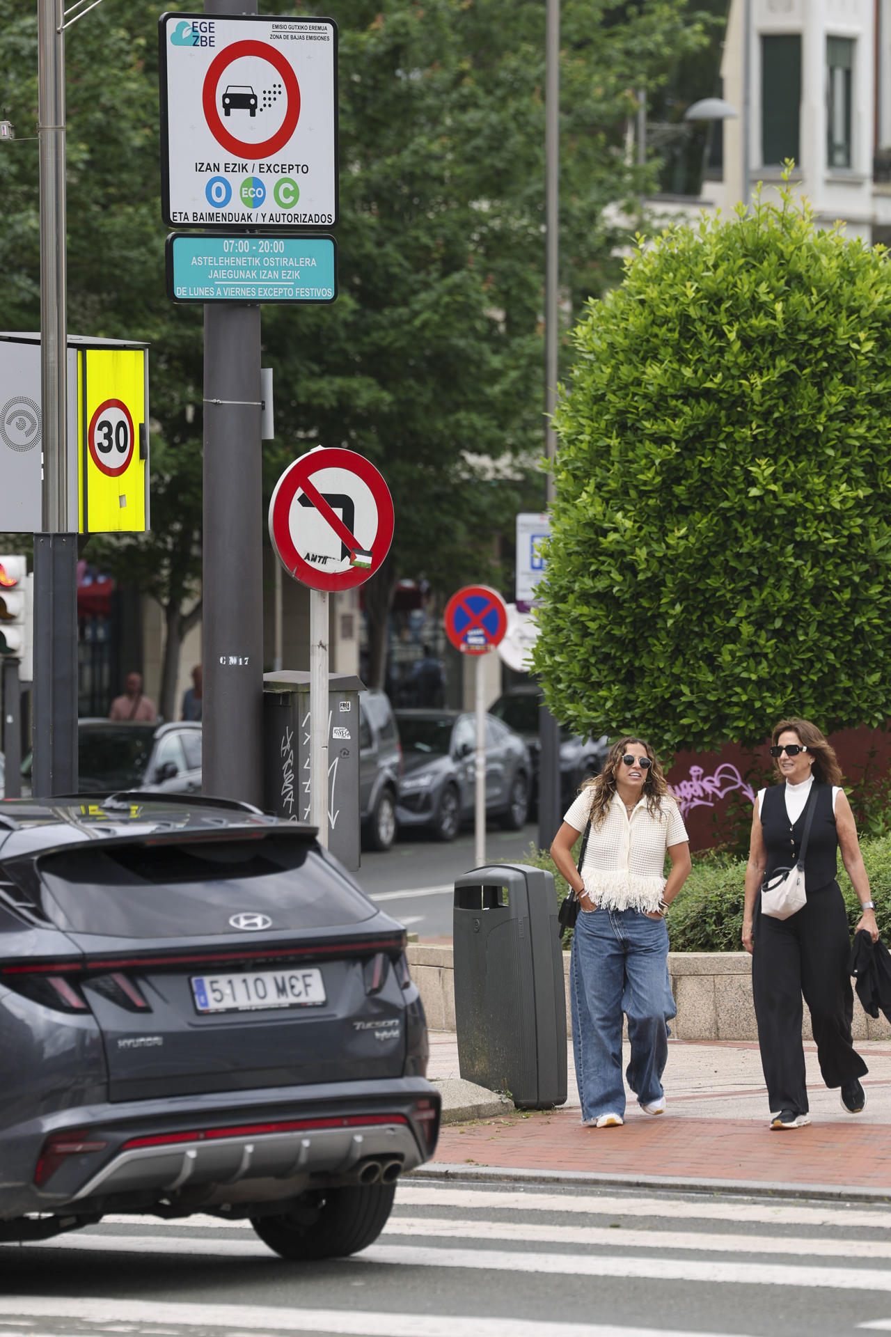 Un coche pasa por delante de un cartel donde anuncia zona de bajas emisiones para vehículos el 26 de junio. EFE/Luis Tejido/Archivo