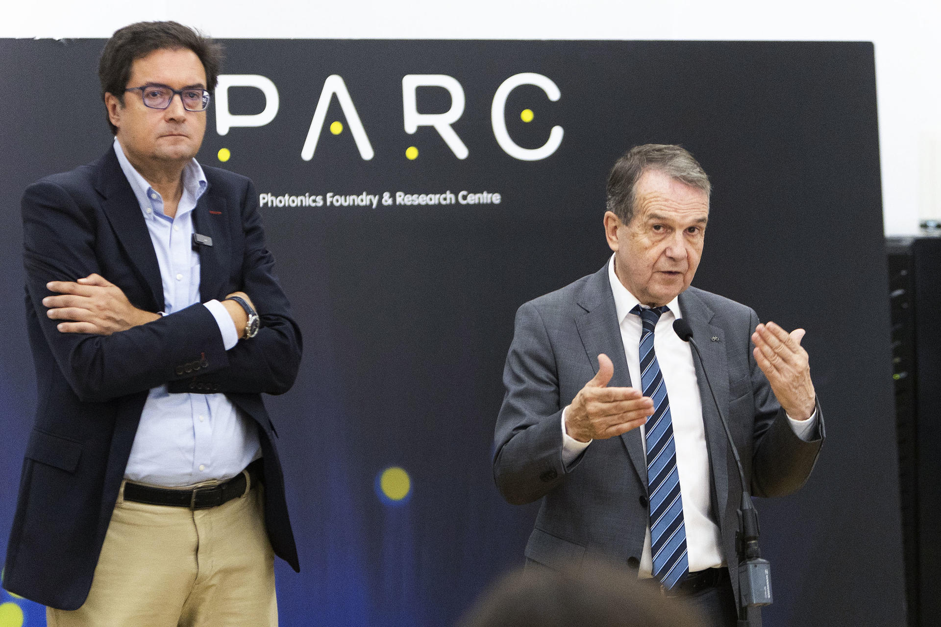 El ministro para la Transformación Digital y de la Función Pública, Óscar López, junto al alcalde de Vigo, Abel Caballero (d) durante la reunión con los responsables de la empresa Sparc para conocer de primera mano el proyecto de la futura planta de semiconductores fotónicos que la tecnológica instalará en la ciudad gallega.EFE / Salvador Sas