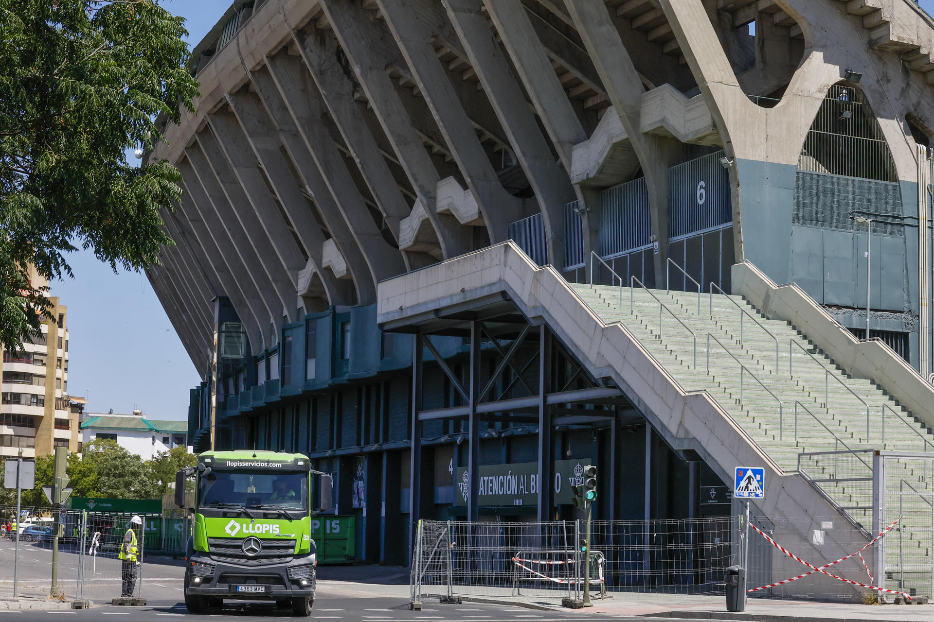 La tribuna de Preferencia del Benito Villamarín, la única que queda de la reforma del estadio del Betis para el Mundial de España de 1982, ha empezado a ser vallada este lunes antes de su derribo a comienzos del próximo agosto. EFE/ Jose Manuel Vidal