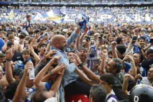 - El entrenador del Espanyol, Manolo González celebra con la afición tras vencer al Oviedo en el partido de vuelta de la final por el ascenso a LaLiga EA Sports. EFE/ Archivo (23/06/2024) Toni Albir