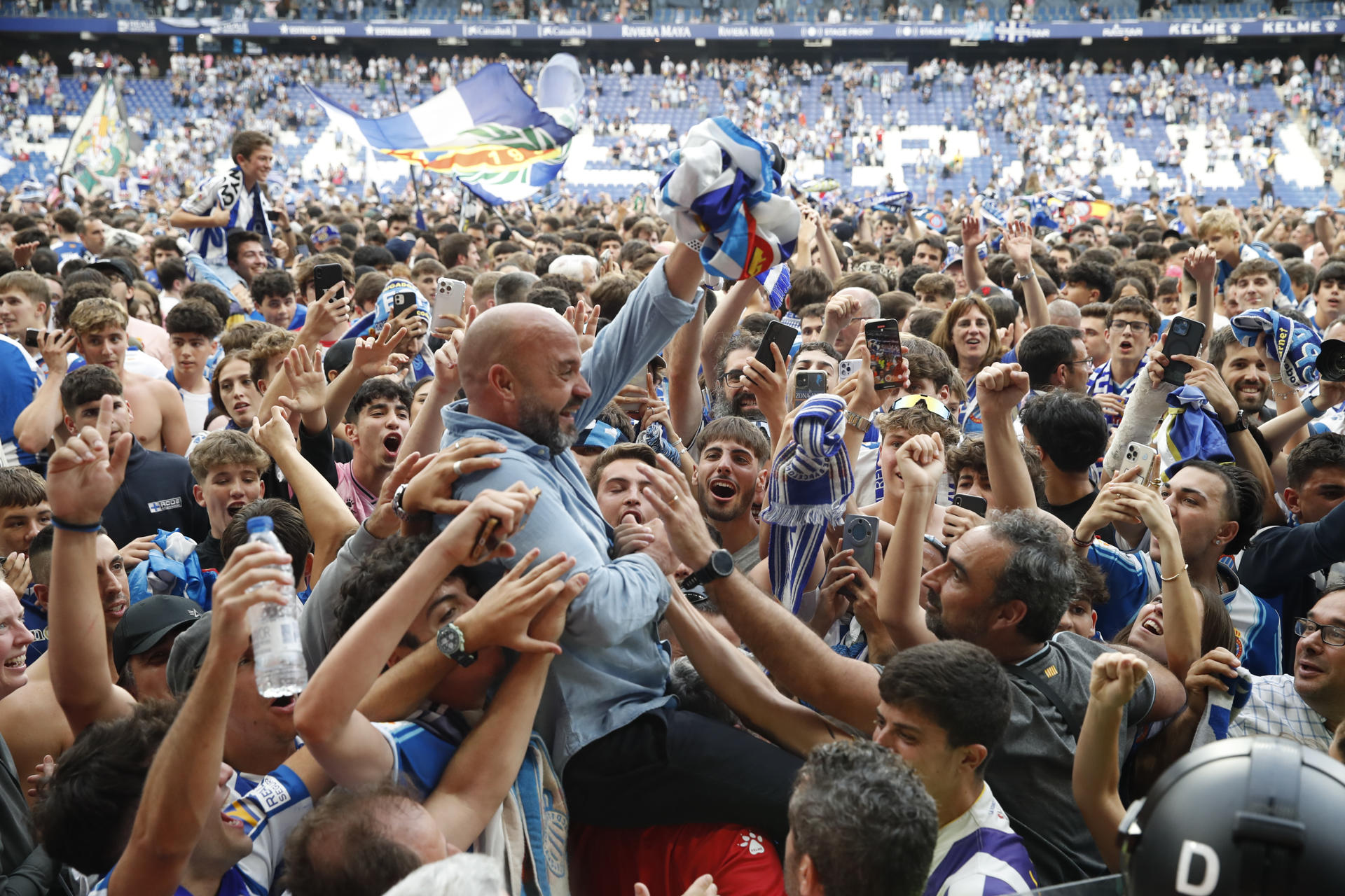 - El entrenador del Espanyol, Manolo González celebra con la afición tras vencer al Oviedo en el partido de vuelta de la final por el ascenso a LaLiga EA Sports. EFE/ Archivo (23/06/2024) Toni Albir