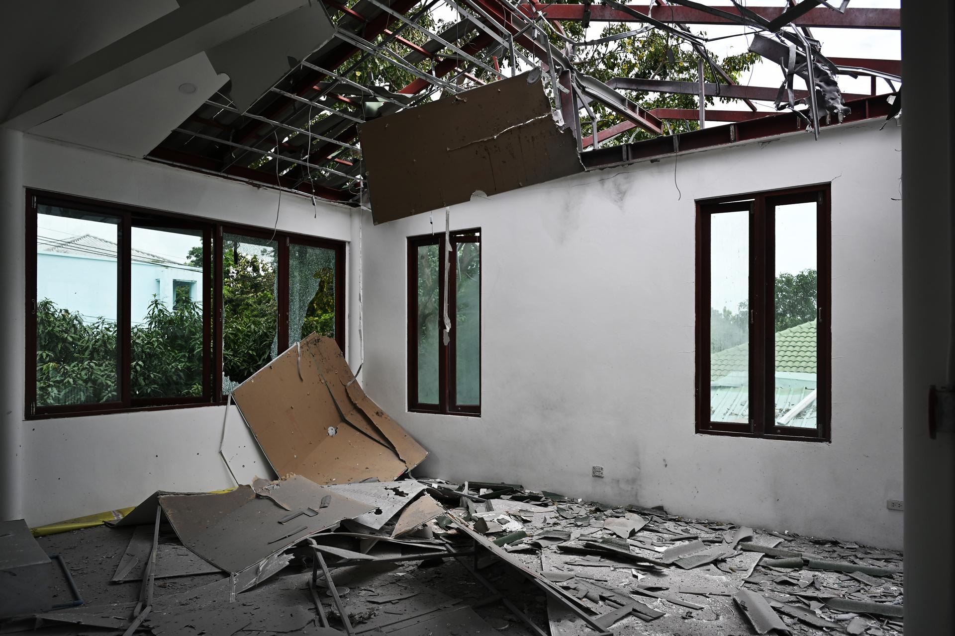 Un edificio en Tailandia dañado durante los enfretamientos con Camboya. 
EFE/EPA/KAIKUNGWON DUANJUMROON
