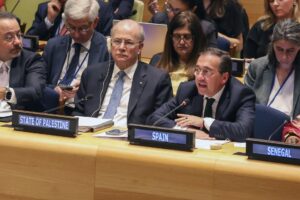 El primer ministro palestino, Mohammad Mustafa (izq.), escucha al ministro de Asuntos Exteriores español, José Manuel Albares (der.), durante una conferencia sobre la solución de dos Estados al conflicto israelí-palestino, en la sede de las Naciones Unidas (ONU), en Nueva York. EFE/Sarah Yenesel