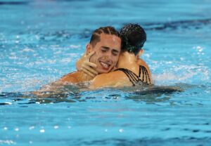 Dennis González e Iris Tió celebran la presentación que este viernes ha deparado a España la tercera medalla de oro en los Mundiales de Singapur. EFE/EPA/FAZRY ISMAIL