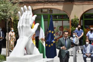 GRAFAND103. ALMERÍA, 08/07/2020.- El presidente de la Junta de Andalucía, Juanma Moreno, ha anunciado que ha pedido al consejero de Salud y Familias, Jesús Aguirre, la convocatoria este viernes a las 09:00 horas de la mesa sectorial para mejorar las condiciones laborales y profesionales de los sanitarios, durante el acto de inauguración de la primera de las esculturas que Andalucía dedica a los profesionales sanitarios y al resto de personas que luchan contra la COVID-19, hoy en Almería. EFE / Carlos Barba/ARCHIVO