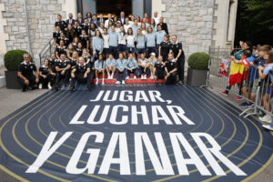 Las jugadoras de la selección española se despiden de su hotel en Lausana antes de dirigirse a Basilea para disputar la final de la Eurocopa ante Inglaterra el próximo domingo. EFE/ Ana Escobar