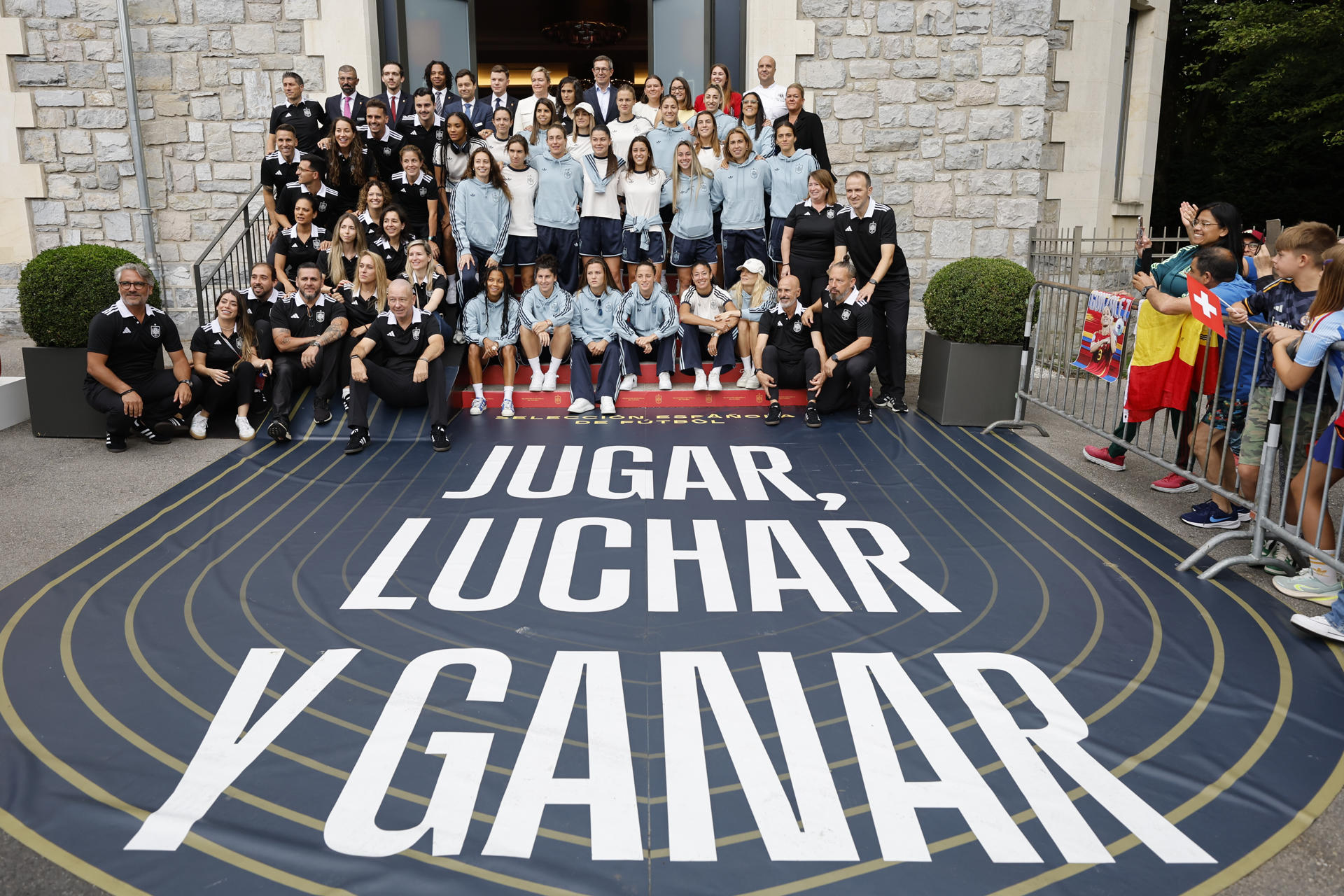 Las jugadoras de la selección española se despiden de su hotel en Lausana antes de dirigirse a Basilea para disputar la final de la Eurocopa ante Inglaterra el próximo domingo. EFE/ Ana Escobar