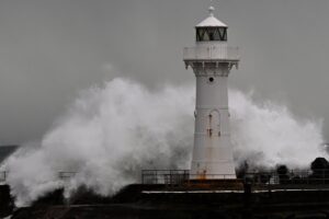 Enormes olas provocadas por el temporal que golpea la región australiana de Nueva Gales del Sur, cuya capital es Sídney.
EFE/EPA/DEAN LEWINS NO ARCHIVING AUSTRALIA AND NEW ZEALAND OUT