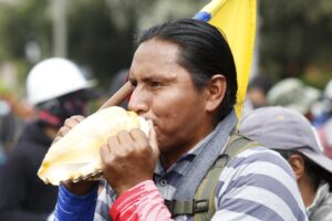 Fotografía de archivo de un indígena ecuatoriano al protestar en los alrededores de la Casa de las Culturas, en Quito (Ecuador). EFE/Santiago Fernández