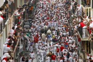 El futuro del encierro, el acto por excelencia más representativo de los Sanfermines, parece concitar práctica unanimidad sobre su permanencia en el tiempo. No así que no vaya a sufrir modificaciones obligadas por el excesivo éxito cosechado en las últimas décadas a costa de perder el purismo con el que lo pretendían guardar algunos pamploneses. EFE/ Jesús Diges