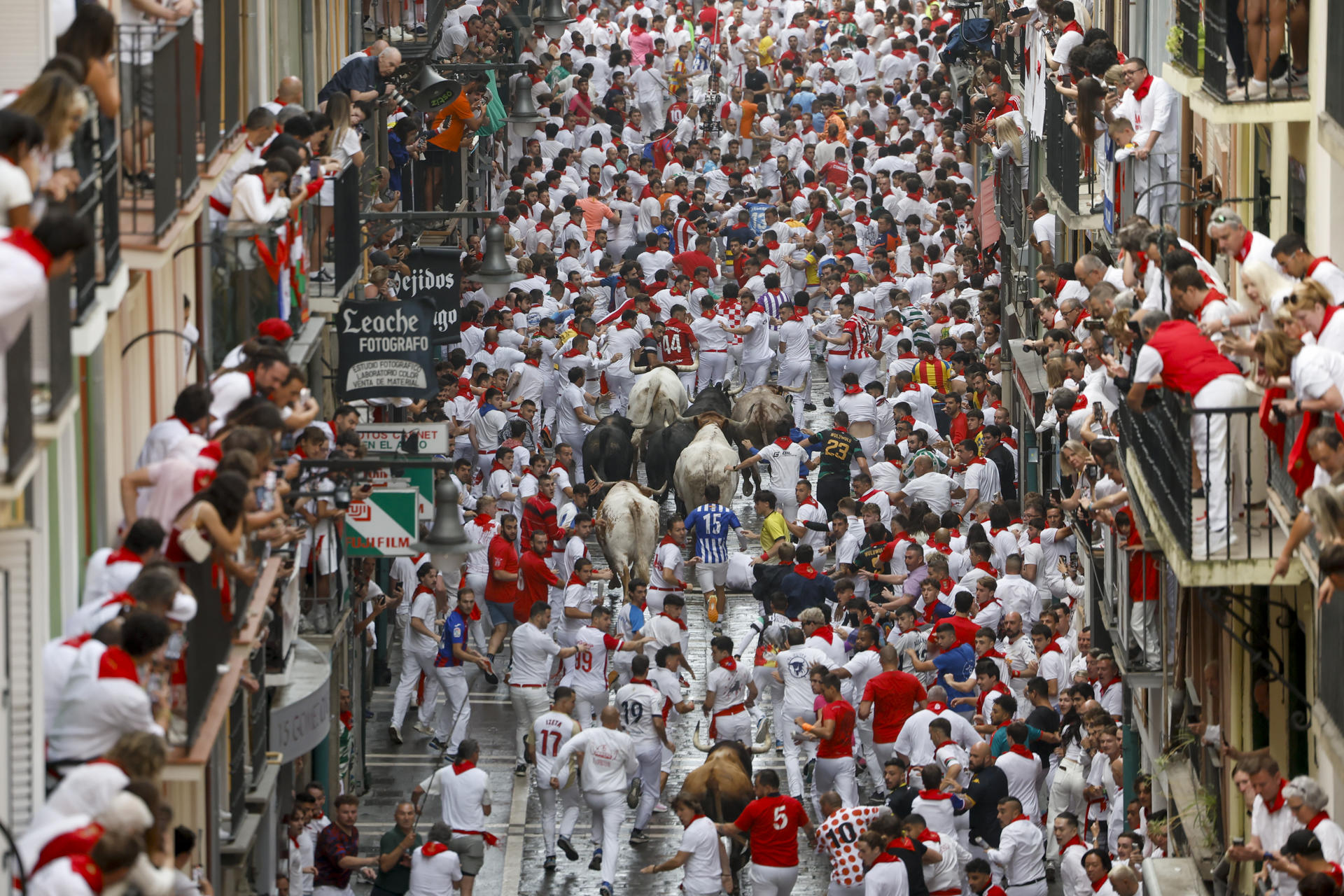 El futuro del encierro, el acto por excelencia más representativo de los Sanfermines, parece concitar práctica unanimidad sobre su permanencia en el tiempo. No así que no vaya a sufrir modificaciones obligadas por el excesivo éxito cosechado en las últimas décadas a costa de perder el purismo con el que lo pretendían guardar algunos pamploneses. EFE/ Jesús Diges