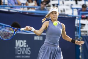 La rusa Anna Kalinskaya en acción contra la británica Emma Raducanu durante la semifinal en el Mubadala Citi DC Open en el William H.G. FitzGerald Tennis Center en Washington, DC, (EE.UU.). EFE/JIM LO SCALZO
