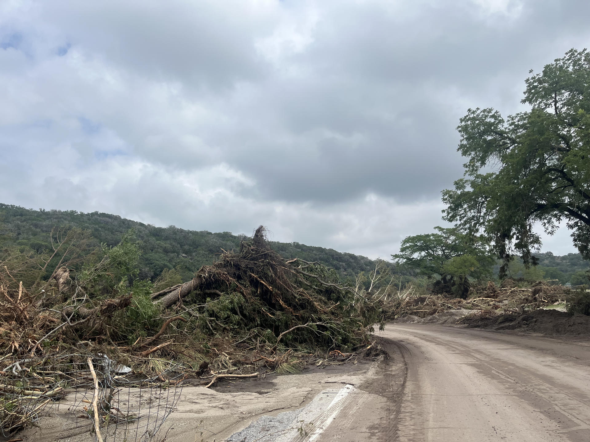Fotografía de los escombros ocasionados debido a las inundaciones en el área de Kerrville, Texas (EE.UU.). EFE/Alejandra Arredondo