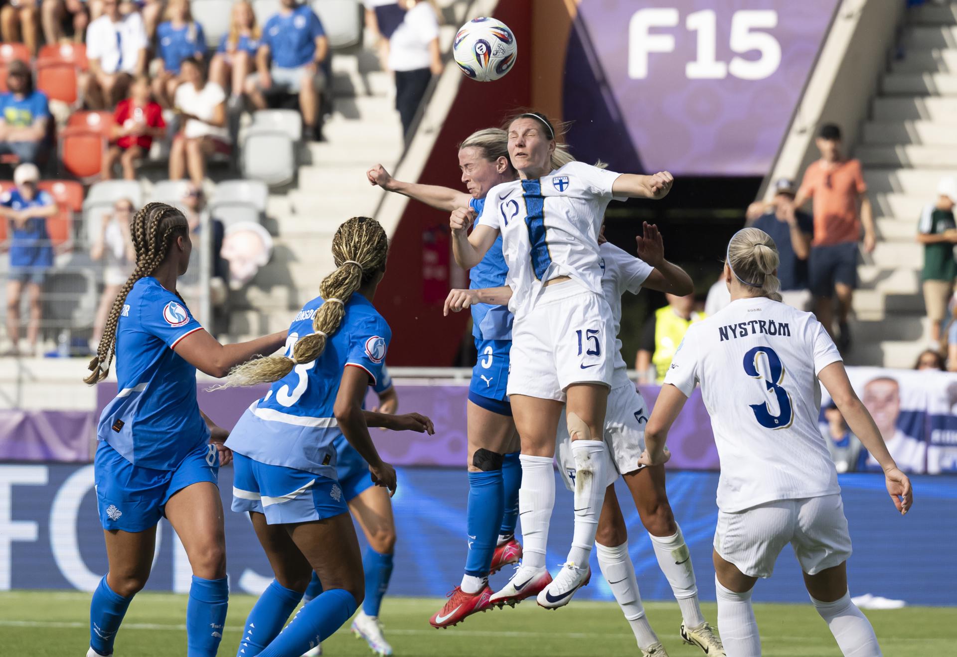 La islandesa Sandra Jessen (i) licha por el balón con la finlandesa Natalia Kuikka en el primer partido de la Eurocopa. EFE/EPA/ANTHONY ANEX
