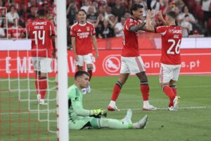 El colombiano del Benfica Richard Rios (2-d) durante el partido ante el Fenerbahce el pasado día 26. EFE/EPA/ANTONIO PEDRO SANTOS