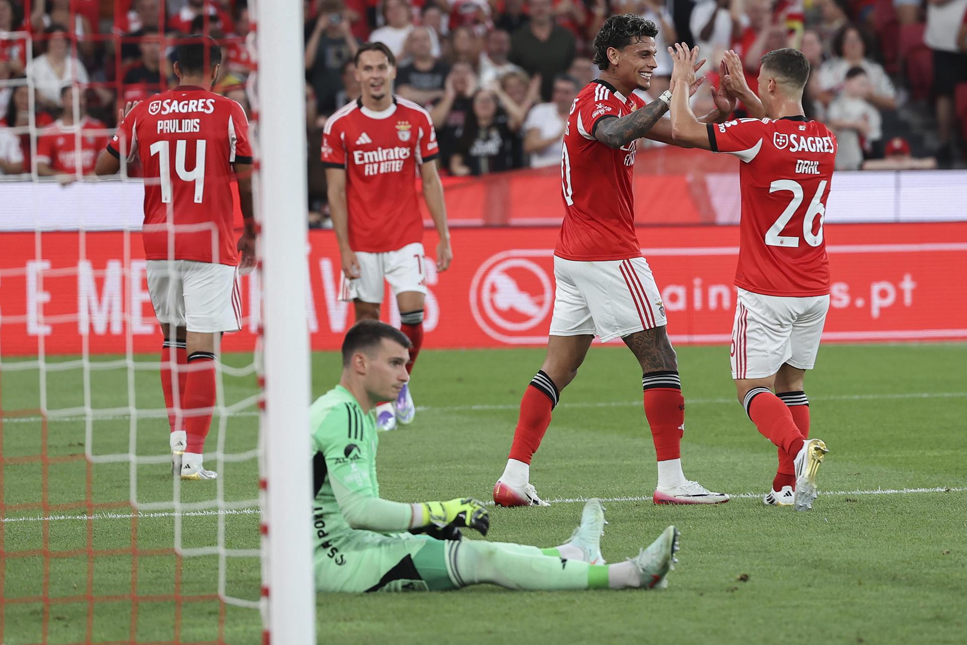 El colombiano del Benfica Richard Rios (2-d) durante el partido ante el Fenerbahce el pasado día 26. EFE/EPA/ANTONIO PEDRO SANTOS