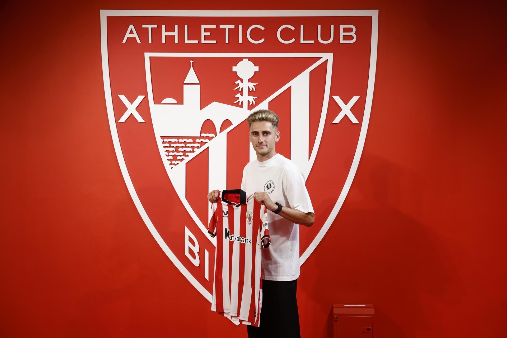 El Athletic de Bilbao ha presentado este jueves a su nuevo fichaje procedente del Mallorca, Robert Navarro (en la imagen), en un acto en el que han participado el presidente del club, Jon Uriarte, y el director de fútbol, Mikel González. EFE/ Miguel Toña