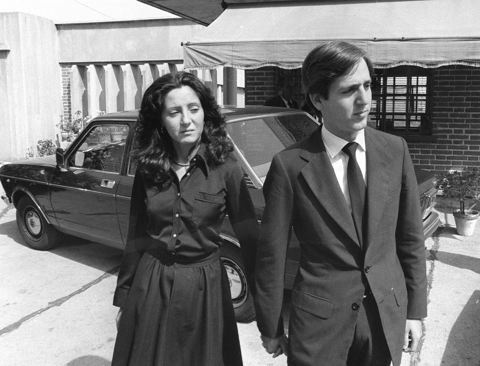 Madrid, 2-8-1980.- A las tres de esta tarde han sido inhumados los restos mortales de los Marqueses de Urquijo, Manuel de la Sierra y María Lourdes Urquijo y Morenés, asesinados durante la madrugada de ayer mientras dormían, y posteriorente han sido enterrados en la Sacramental de San Justo donde recibierno sepultura en el Panteón familiar. En la imagen, los hijos de los Marqueses Myriam y Juan de la Sierra. EFE/Angel Millán/rba