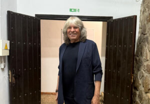 El cantaor andaluz José Mercé, uno de los principales exponentes del flamenco, tiene claro que mantener la ilusión del primer día es "esencial" para seguir en activo porque, de lo contrario, "es mejor que te quedes en tu casa, no hay otra cosa". EFE/ Rafael Peña