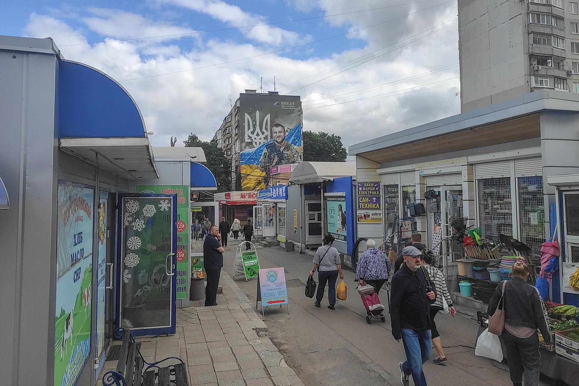 - La vida en Járkov, incluida su economía, sigue estando definida por la guerra en curso: un mural en honor a un soldado ucraniano caído cerca de un marcador local en la ciudad de Járkov, Ucrania. Las perspectivas de reconstrucción siguen siendo escasas en la región oriental de Járkov y otros territorios próximos a la línea del frente en Ucrania, al tiempo que el persistente impacto de la invasión rusa limita la inversión de socios extranjeros, asfixia la economía local y pone en duda su futuro a largo plazo.-EFE/ Rostyslav Averchuk
