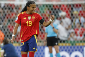 Vicky López de España celebra un gol durante el partido del grupo B de la Eurocopa Femenina 2025 entre Portugal y España en el Stade de Suisse en Berna (Suiza). EFE/ Ana Escobar