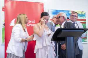 La bailaora y coreógrafa Eva Yerbabuena se emociona al recibir la medalla del Festival Internacional de Música y Danza de Granada que ha recogido como reconocimiento a casi tres décadas de relación que continúa esta noche con un espectáculo homenaje a la ciudad en el Generalife, junto a su padre (d) y a la alcaldesa de la ciudad, Marifrán Carazo, este jueves en la capital nazarí. EFE/Miguel Ángel Molina