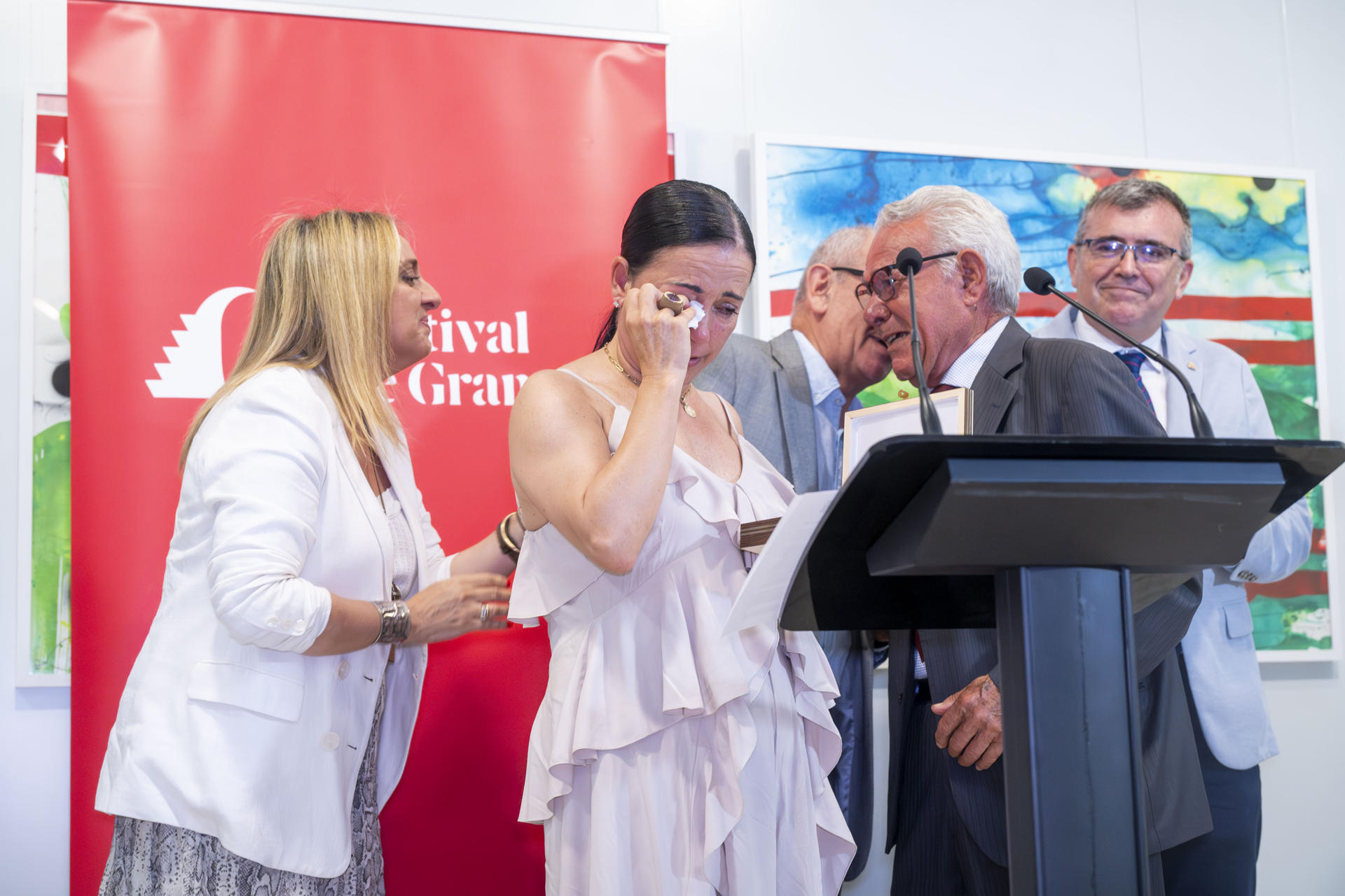La bailaora y coreógrafa Eva Yerbabuena se emociona al recibir la medalla del Festival Internacional de Música y Danza de Granada que ha recogido como reconocimiento a casi tres décadas de relación que continúa esta noche con un espectáculo homenaje a la ciudad en el Generalife, junto a su padre (d) y a la alcaldesa de la ciudad, Marifrán Carazo, este jueves en la capital nazarí. EFE/Miguel Ángel Molina