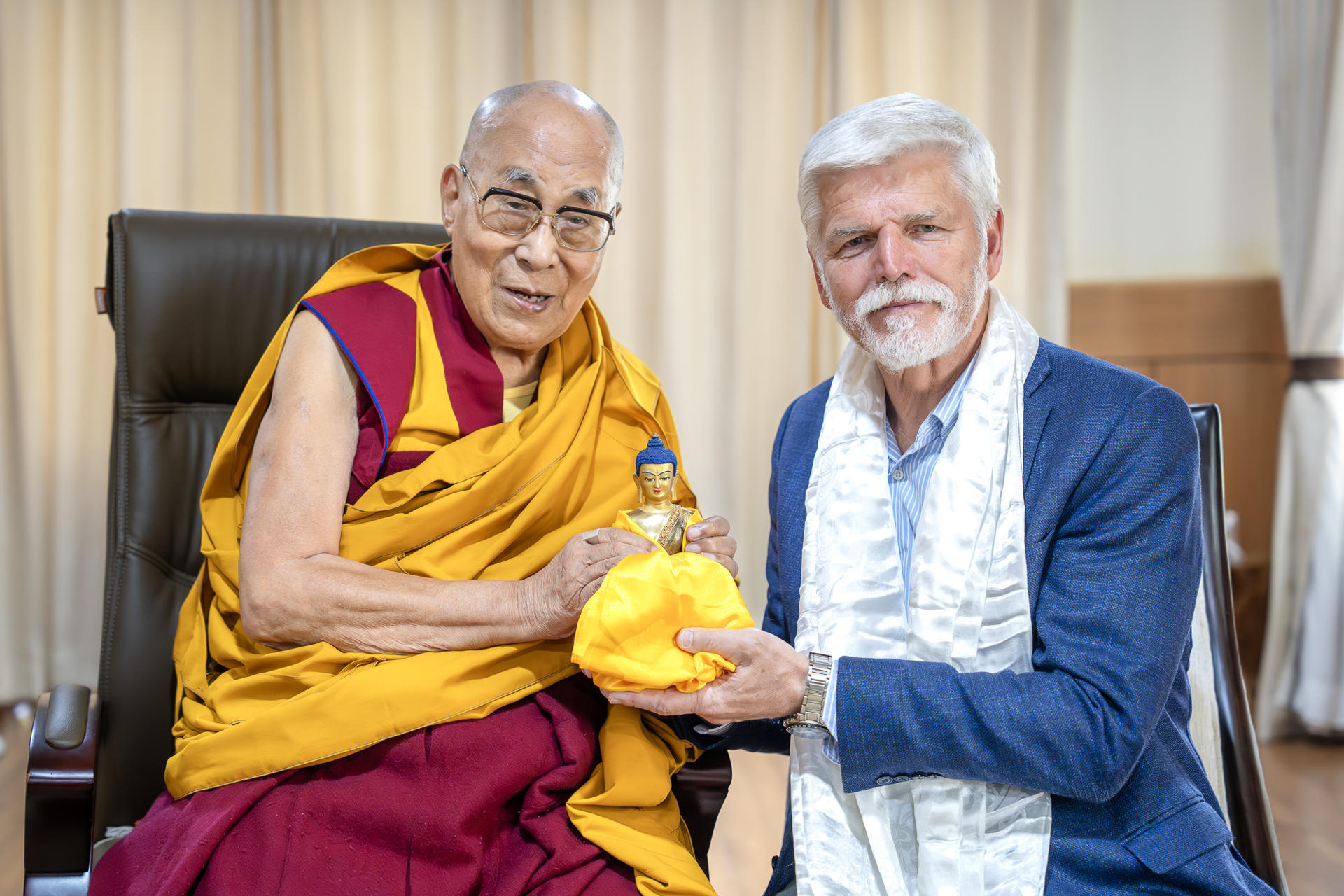 El presidente de la República Checa, Petr Pavel, y el dalái lama sostienen juntos una figura budista durante su encuentro en Leh, al norte de la India, en la primera visita pública de un jefe de Estado en activo al líder espiritual tibetano. EFE/ Administración Central Tibetana en su web y X // SOLO USO EDITORIAL/SOLO DISPONIBLE PARA ILUSTRAR LA NOTICIA QUE ACOMPAÑA (CRÉDITO OBLIGATORIO)