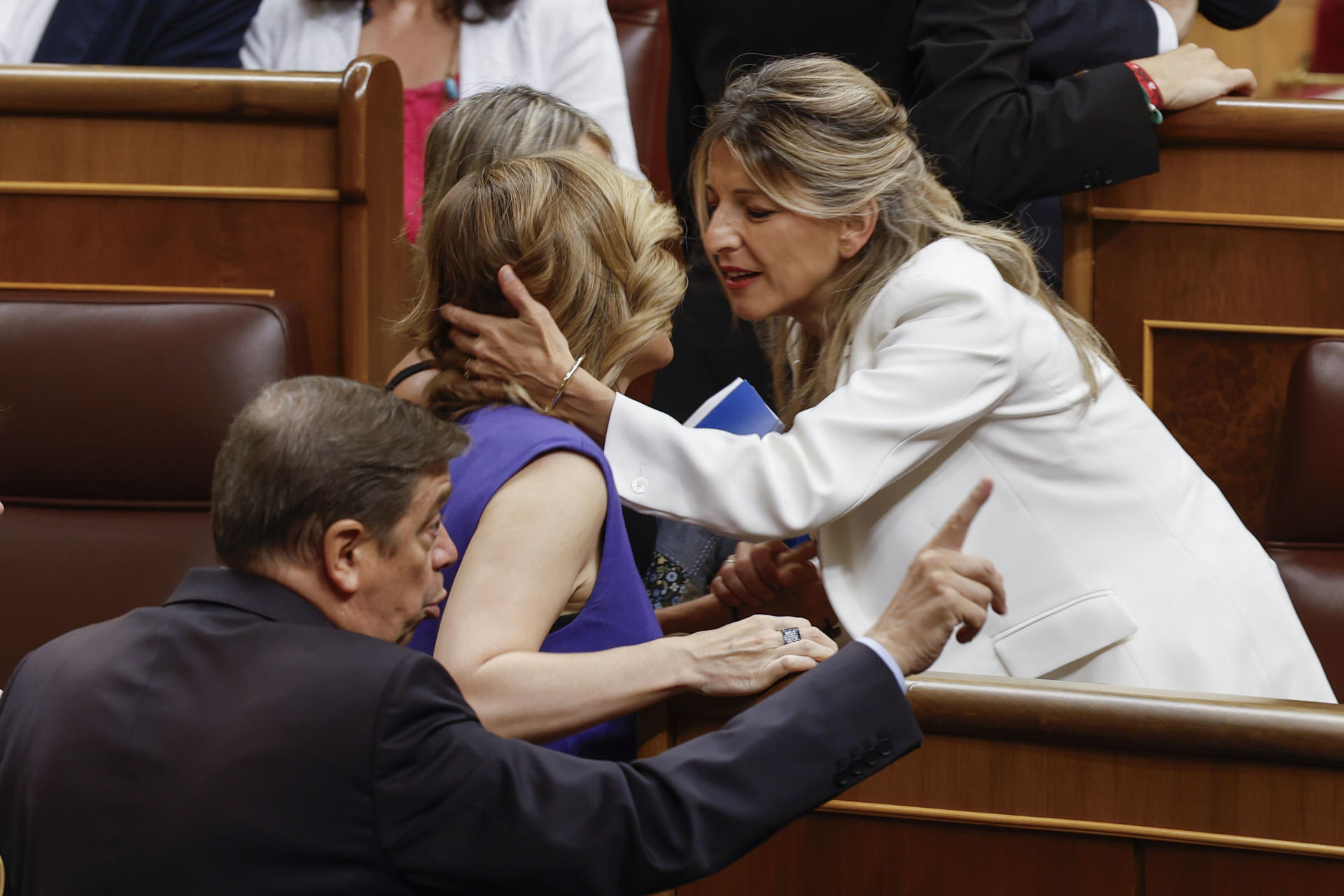 La vicepresidenta segunda y ministra de Trabajo, Yolanda Díaz (i), recibe el pésame de la ministra de Educación, Pilar Alegría ,a a su llegada al Congreso de los Diputados antes del inicio del pleno de la Cámara Baja, este miércoles. Díaz ha mantenido su presencia este miércoles en el pleno del Congreso tras el fallecimiento de su padre y seguirá siendo ella quien responda a la comparecencia del presidente del Ejecutivo, Pedro Sánchez. EFE/ Javier Lizon
