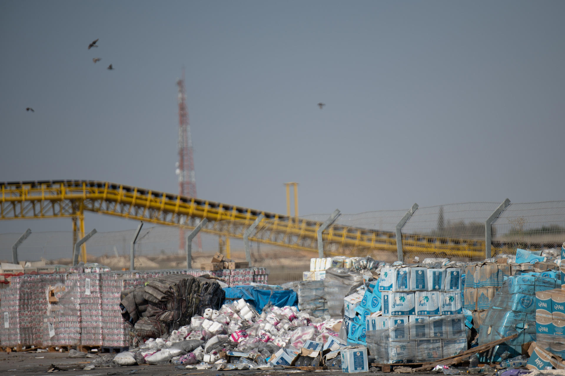 Vista de cajas de ayuda humanitaria este jueves, en Kerem Shalom (Israel). Bajo el sol abrasador del verano, cajas con alimentos se descomponen a la intemperie en el cruce de Kerem Shalom, del lado de la Franja de Gaza. Aves de rapiña sobrevuelan las cajas de ayuda humanitaria que deberían ser distribuidas entre miles de gazatíes que padecen una hambruna sin precedentes. El hambre se ha cobrado la vida de 59 palestinos en Gaza solo en lo que va de 2025, afirmó este jueves el Ministerio de Sanidad del enclave tras registrar dos nuevos fallecimientos, un número que supera la cifra conjunta de los dos años anteriores. EFE/ Magda Gibelli