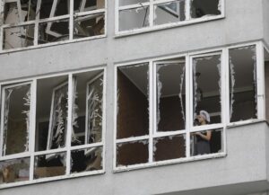 Una mujer inspecciona los daños causados en su apartamento en un edificio residencial alcanzado por un ataque con drones en Kiev, Ucrania, el 28 de julio de 2025. EFE/EPA/SERGEY DOLZHENKO