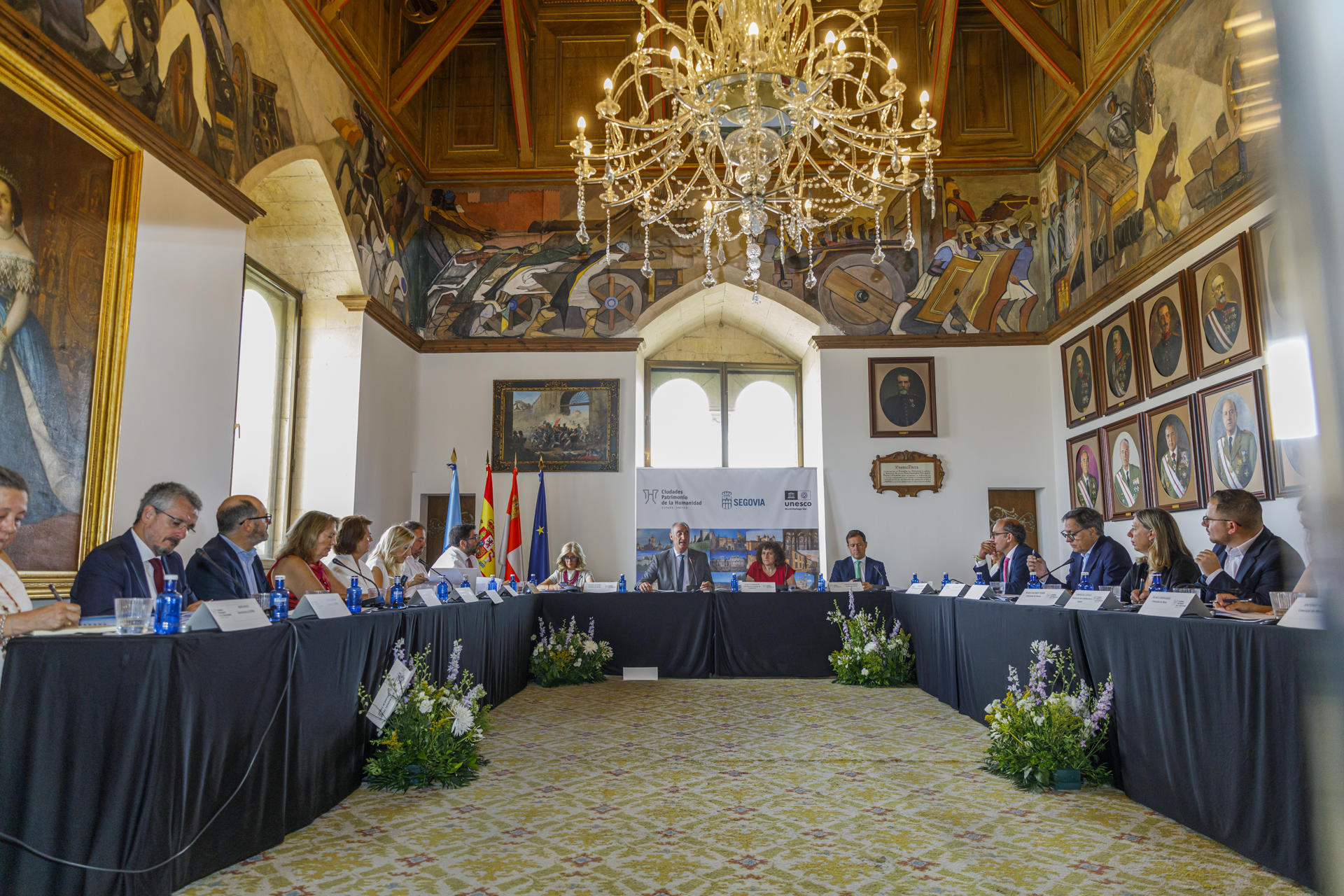 El grupo de Ciudades Patrimonio de la Humanidad de España (GCPHE) ha decidido este sábado en Segovia celebrar el 40 aniversario del reconocimiento como Patrimonio de la Humanidad de los cascos históricos de esta ciudad, de Ávila y de Santiago de Compostela, que son las tres primeras ciudades españolas que recibieron esta distinción de la Unesco, en diciembre de 1985. EFE/ Nacho Valverde***SOLO USO EDITORIAL/SOLO DISPONIBLE PARA ILUSTRAR LA NOTICIA QUE ACOMPAÑA (CRÉDITO OBLIGATORIO)***