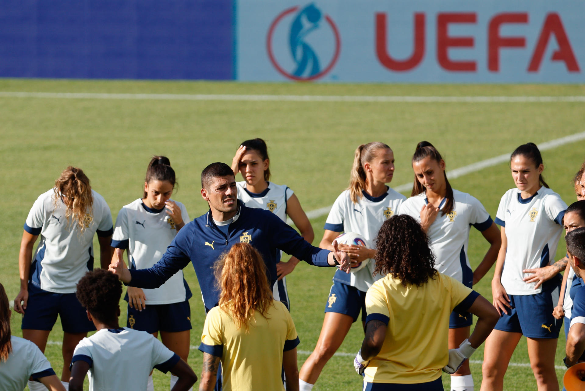 El entrenador de la selección portuguesa, Francisco Neto (c), dirige un entrenamiento este miércoles en Berna (Suiza), previo al primer partido de grupos que disputan las portuguesas mañana ante España en el marco de la Eurocopa Femenina 2025. EFE/ Ana Escobar
