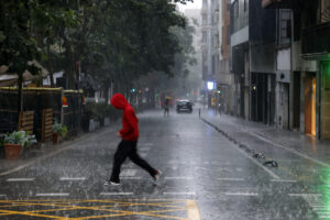 Aspecto de una calle del centro de Barcelona este sábado durante la tormenta que ha caido en la capital catalana, cuando el Ayuntamiento de Barcelona ha activado la alerta por riesgo de inundaciones, lo que supone la suspensión de todas las actividades al aire libre en la ciudad.Protección Civil, que desde el pasado jueves mantiene en alerta el plan Inuncat, ha emitido un comunicado ante la previsión de nuevas lluvias en las próximas horas en el que pide prudencia con las tormentas, especialmente en las actividades al aire libre y en la carretera. También recomienda no cruzar ríos, rieras o barrancos. EFE/Alberto Estévez