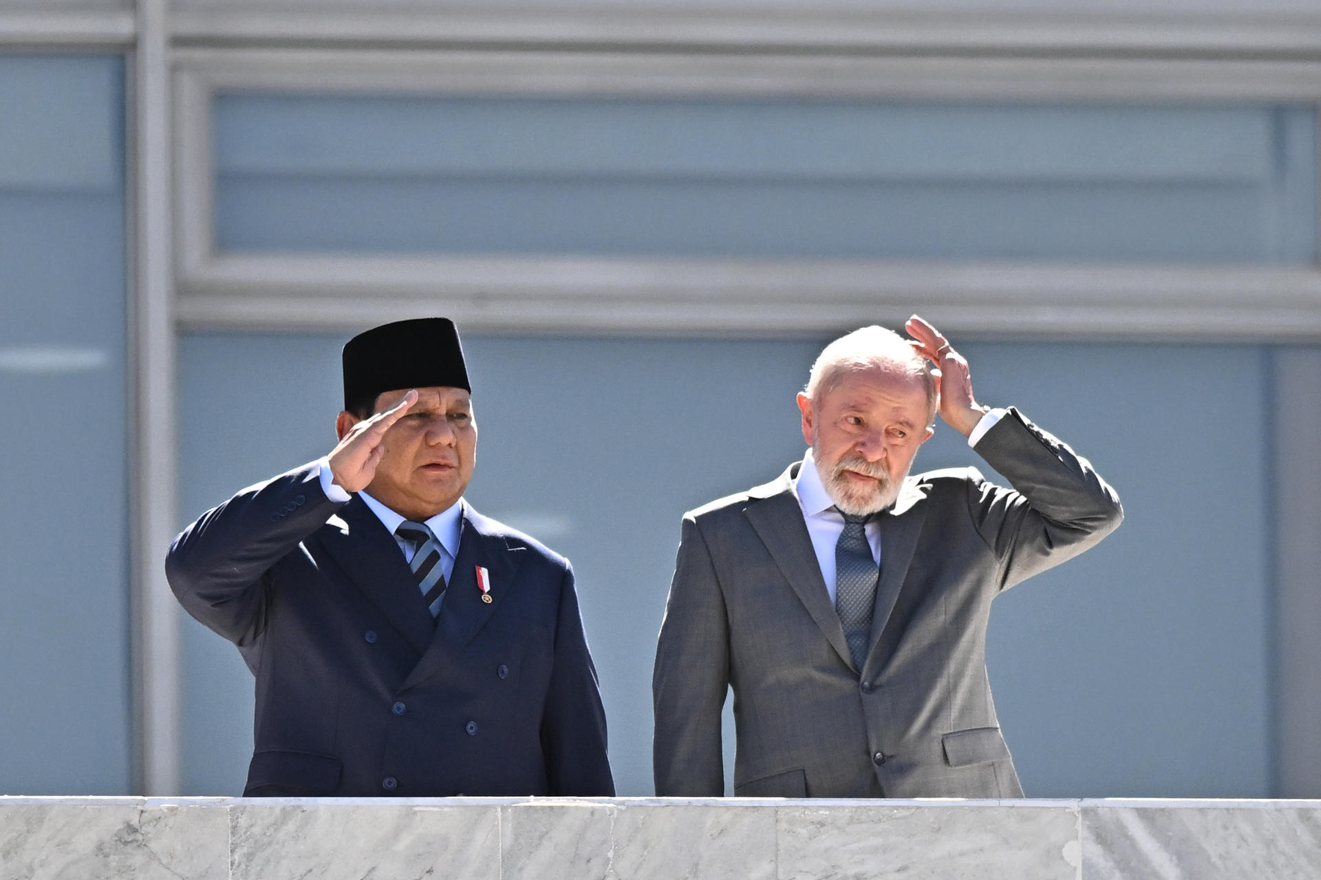 El presidente de Brasil, Luiz Inácio Lula da Silva (d), recibe al presidente de Indonesia, Prabowo Subianto, este miércoles en el Palacio del Planalto en Brasilia (Brasil). EFE/Andre Borges