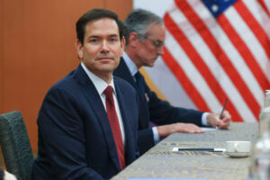 El secretario de Estado de Estados Unidos, Marco Rubio, durante la reunión mantenida con el ministro de Exteriores ruso, Serguéi Lavrov, este jueves en Kuala Lumpur. Rubio dijo hoy en Kuala Lumpur que mantuvo una conversación "franca" con su par ruso, Serguéi Lavrov, y que "quizás" pueda haber "una base sobre la que podamos avanzar" con respecto a la guerra de Ucrania. EFE/ Ministerio de Asuntos Exteriores de Rusia vía Telegram SOLO USO EDITORIAL/SOLO DISPONIBLE PARA ILUSTRAR LA NOTICIA QUE ACOMPAÑA (CRÉDITO OBLIGATORIO)
