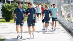 El entrenador del Athletic de Bilbao, Ernesto Valverde (2d), a su llegada al primer entrenamiento de la pretemporada 2025-2026 que el club rojiblanco ha celebrado este miércoles, y en el que la presencia de Robert Navarro, el único fichaje concretado hasta ahora por la entidad, ha sido la principal novedad. EFE/Athletic de Bilbao