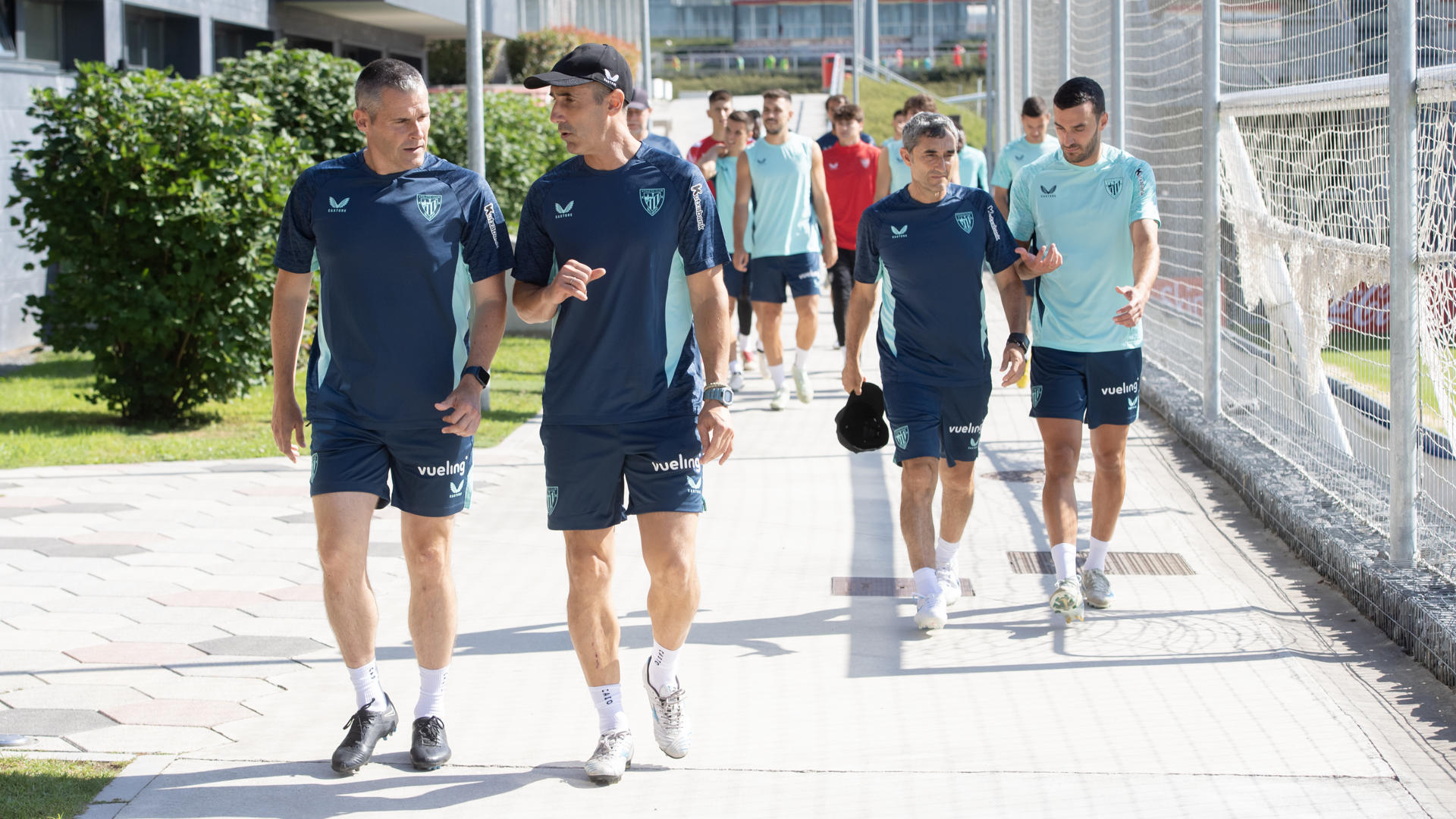 El entrenador del Athletic de Bilbao, Ernesto Valverde (2d), a su llegada al primer entrenamiento de la pretemporada 2025-2026 que el club rojiblanco ha celebrado este miércoles, y en el que la presencia de Robert Navarro, el único fichaje concretado hasta ahora por la entidad, ha sido la principal novedad. EFE/Athletic de Bilbao