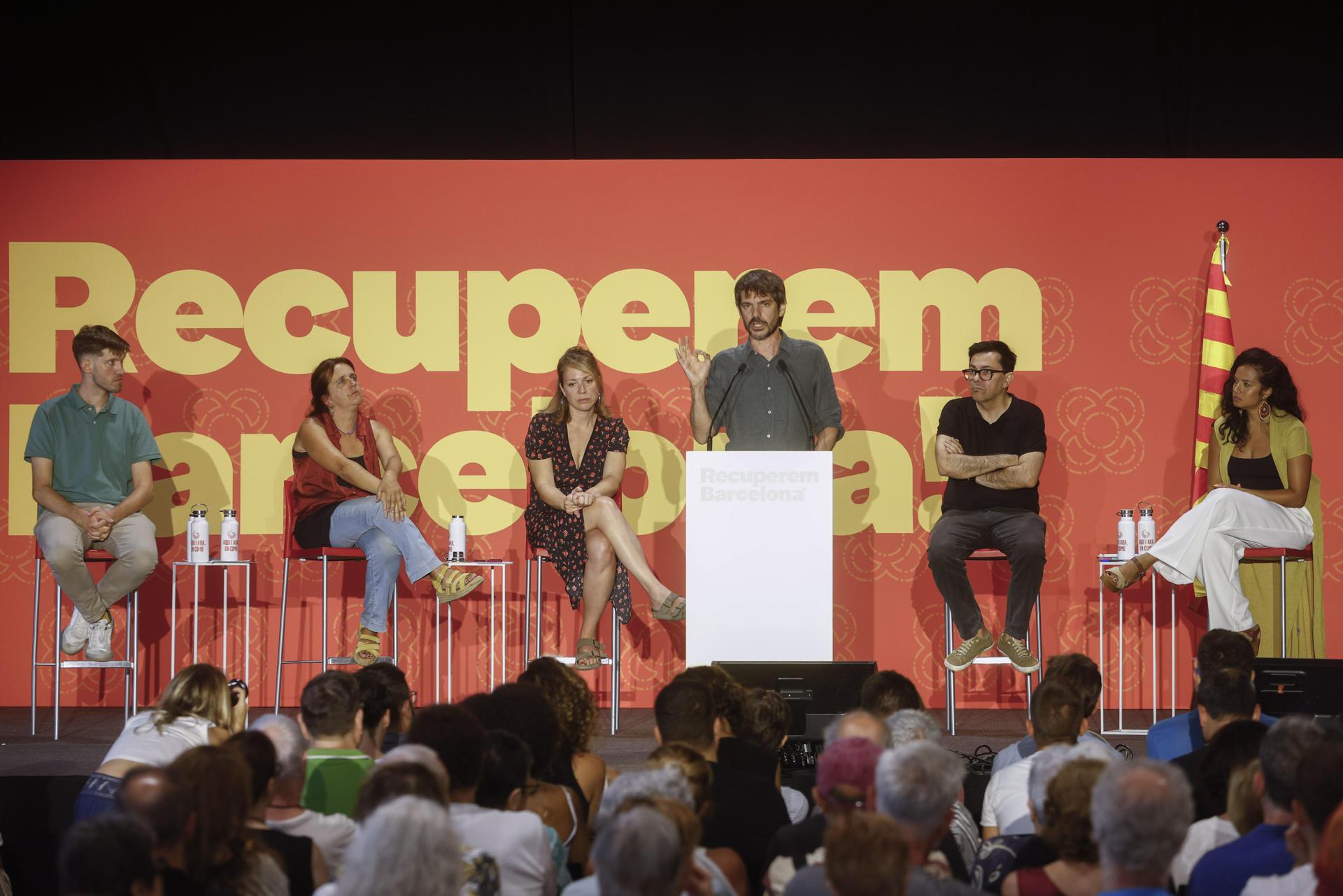 El ministro de Cultura, Ernest Urtasun (3d), el diputado en el Congreso Gerardo Pisarello (2d), la coordinadora de BComú Gemma Tarafa (2i), las concejales del Ayuntamiento de Barcelona Janet Sanz (3i) y Jessica González (d) y el portavoz de la formación Max Cahner (i) participan en el acto de clausura del congreso de BComú celebrado este domingo en Barcelona. EFE/ Quique García