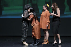 Miriam Ramírez (c), con su trabajo 'Río Bravo, el caudal de los mil migrantes muertos', recibe el reconocimiento como ganadora del Premio Gabo 2025 en la categoría ‘Cobertura’, durante la ceremonia de entrega realizada este sábado en el Teatro Jorge Eliécer Gaitán, en Bogotá (Colombia). EFE/Carlos Ortega