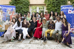 La directora del Festival, Irene Pardo (abajo-c), la directora de la Compañía Nacional de Teatro Clásico (CNTC), Laila Ripoll (abajo-4i), la directora y el actor de "Fuenteovejuna", Rakel Camacho (abajo-4d) y Chani Martín (abajo-3d), la directora de "La Fortaleza", Lucía Carballal (abajo-3i), la adaptadora y la actriz de "Don Gil de las calzas verdes", Brenda Escobedo (abajo-2i) y Cris Marín-Miró (abajo-i), las actrices de "Los dos hidalgos de Vernona", Rebeca Matellán (arriba-2i) e Irene Serrano (arriba-3i), y el director y la actriz de "Farra", Lucas Escobedo (abajo-2d) y Raquel Molano (abajo-d), junto a resto de actores de la CNTC, presentan las obras que representarán durante la celebración del 48 Festival Internacional de Teatro Clásico de Almagro. EFE/Jesús Monroy