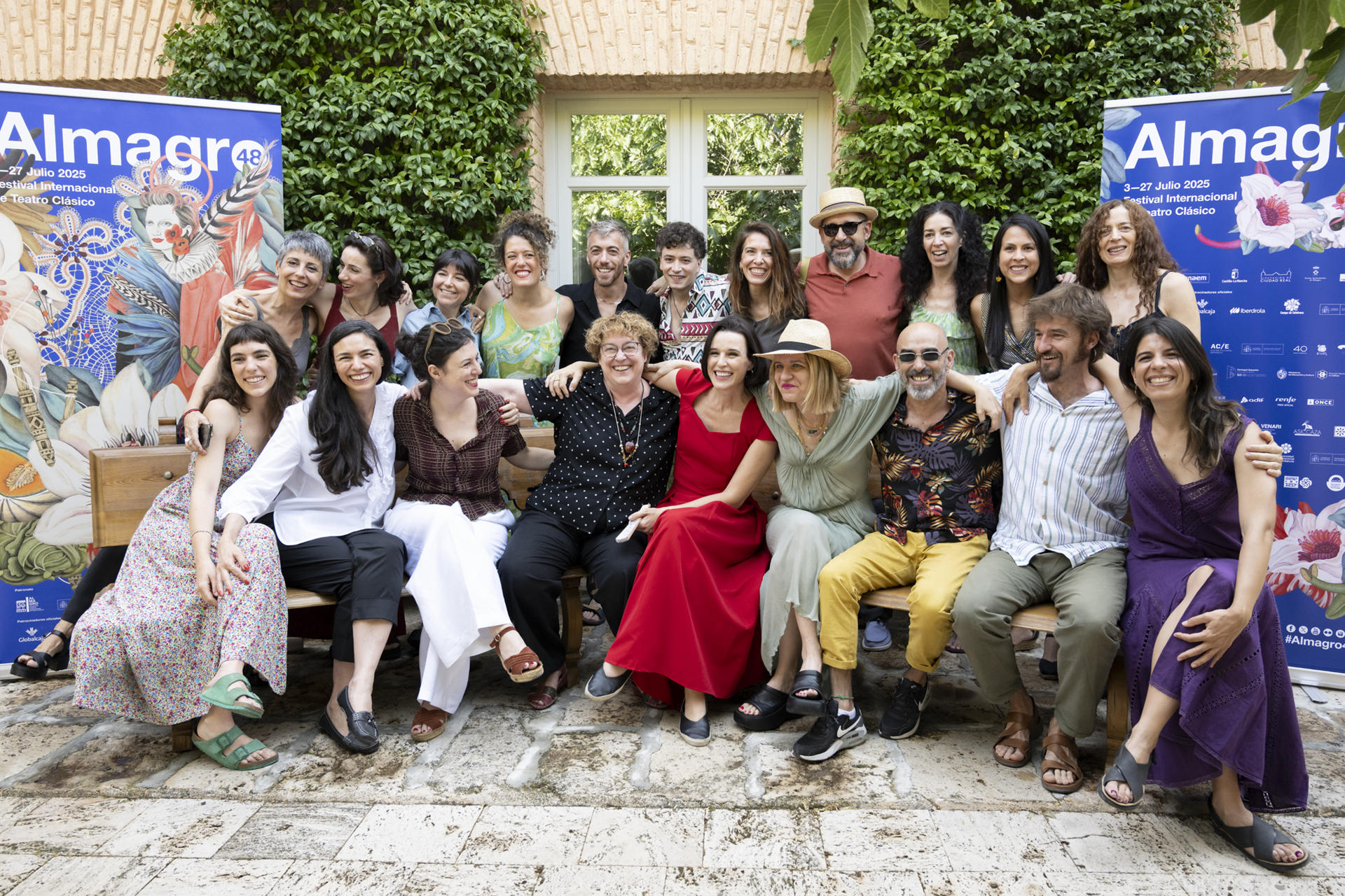 La directora del Festival, Irene Pardo (abajo-c), la directora de la Compañía Nacional de Teatro Clásico (CNTC), Laila Ripoll (abajo-4i), la directora y el actor de "Fuenteovejuna", Rakel Camacho (abajo-4d) y Chani Martín (abajo-3d), la directora de "La Fortaleza", Lucía Carballal (abajo-3i), la adaptadora y la actriz de "Don Gil de las calzas verdes", Brenda Escobedo (abajo-2i) y Cris Marín-Miró (abajo-i), las actrices de "Los dos hidalgos de Vernona", Rebeca Matellán (arriba-2i) e Irene Serrano (arriba-3i), y el director y la actriz de "Farra", Lucas Escobedo (abajo-2d) y Raquel Molano (abajo-d), junto a resto de actores de la CNTC, presentan las obras que representarán durante la celebración del 48 Festival Internacional de Teatro Clásico de Almagro. EFE/Jesús Monroy