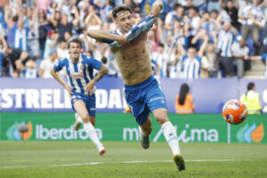 El delantero del Espanyol Javi Puado celebra un con ante Las Palmas. EFE/Andreu Dalmau