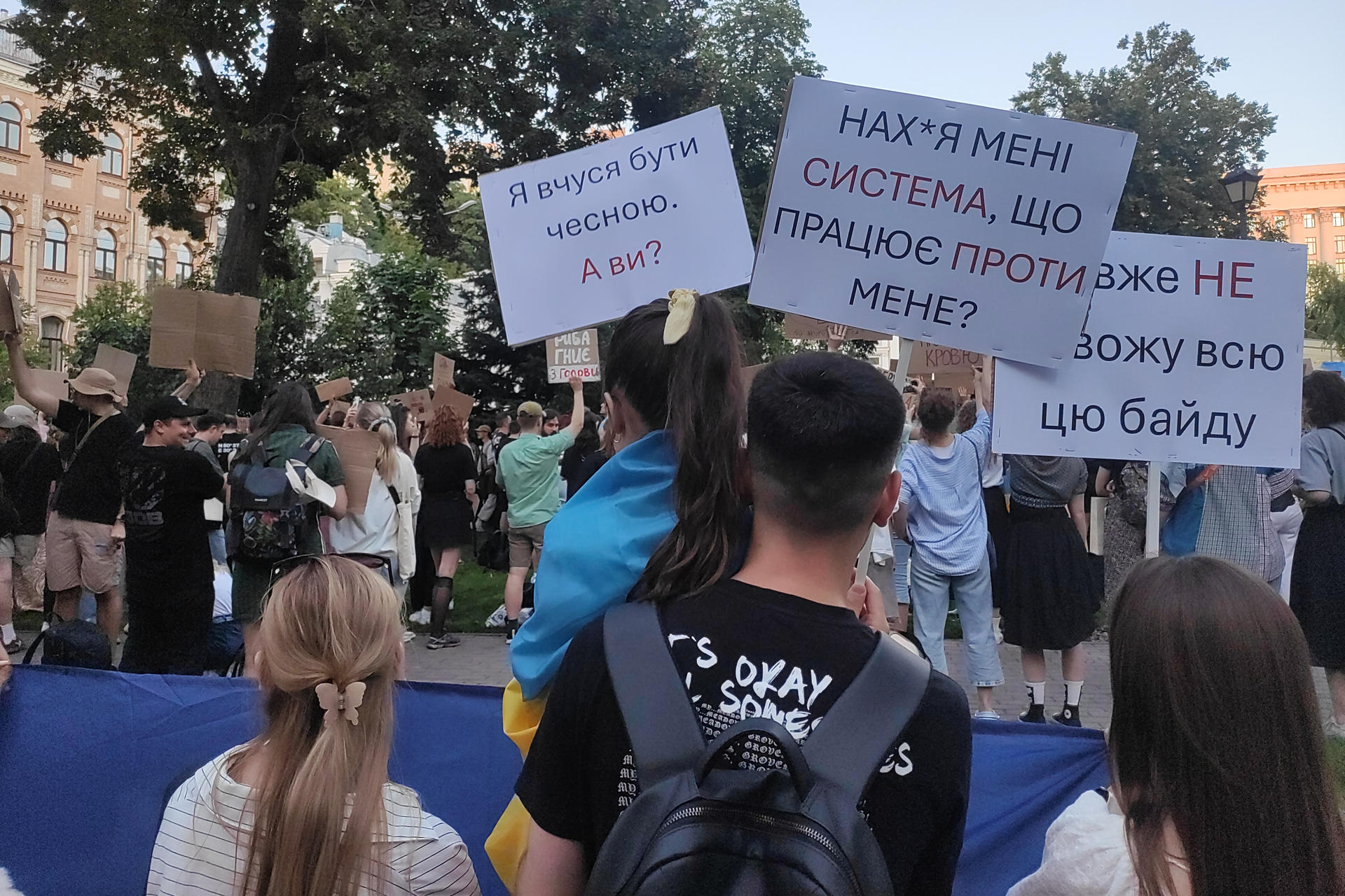 Jóvenes ucranianos participan en una protesta en Kiev contra la controvertida ley que consideran una amenaza para las principales instituciones anticorrupción. EFE/ Rostyslav Averchuk