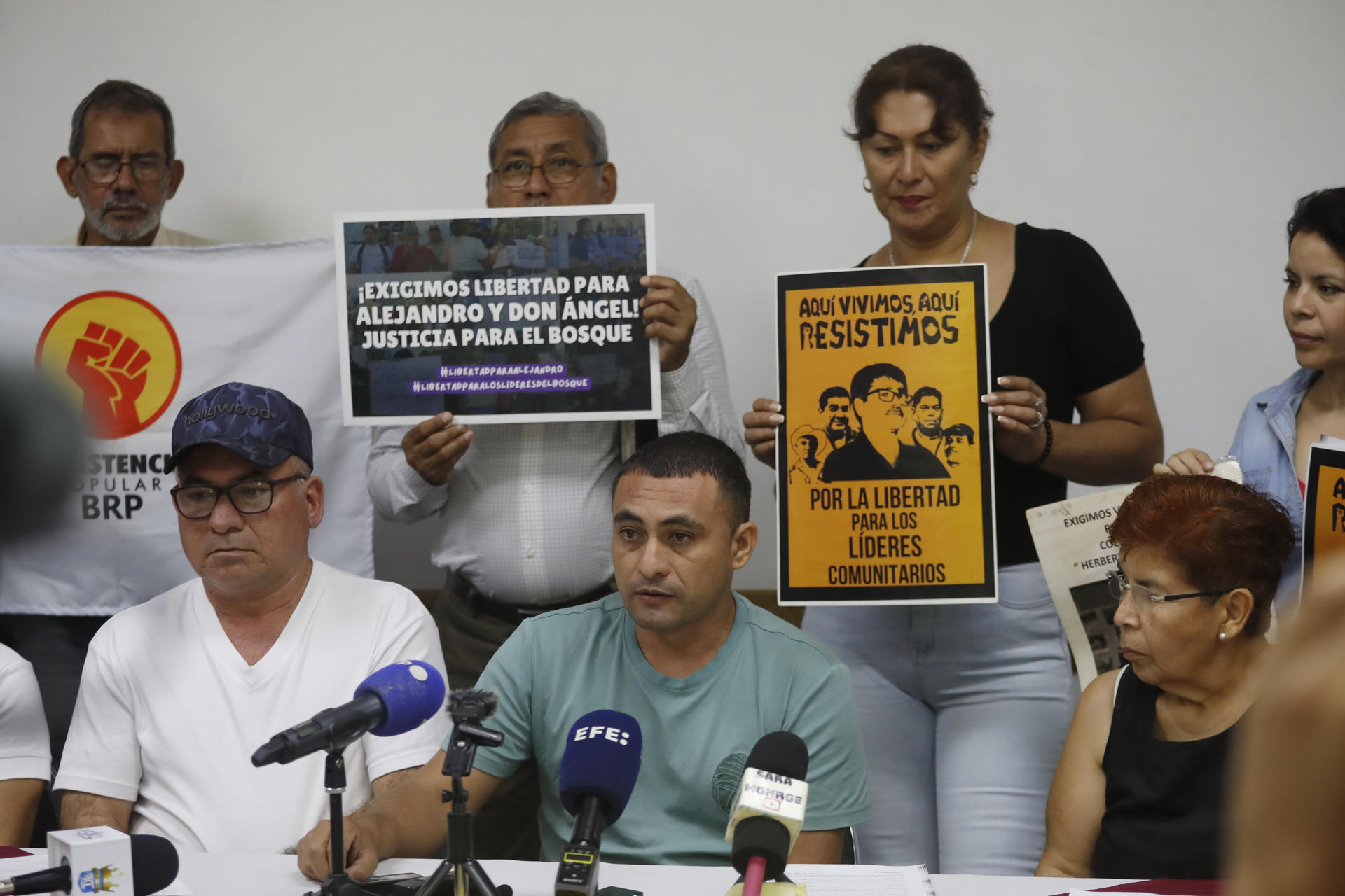 Alfredo Leiva (i), Peter Nataren (c) y Mirna Perla acompañados de ambientalistas y activistas de derechos humanos asisten a una rueda de prensa este lunes, en San Salvador (El Salvador). EFE/ Rodrigo Sura