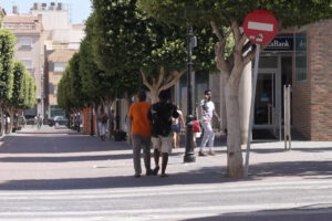 Captura de video de la localidad de Torre Pacheco (Murcia), donde los vecinos esperan que prime la normalidad y la convivencia en el municipio tras una segunda noche de disturbios, unos actos violentos que han dejado por el momento un detenido y cinco heridos y que según la delegada del Gobierno habrían sido convocados a través de redes sociales con mensajes xenófobos. EFE