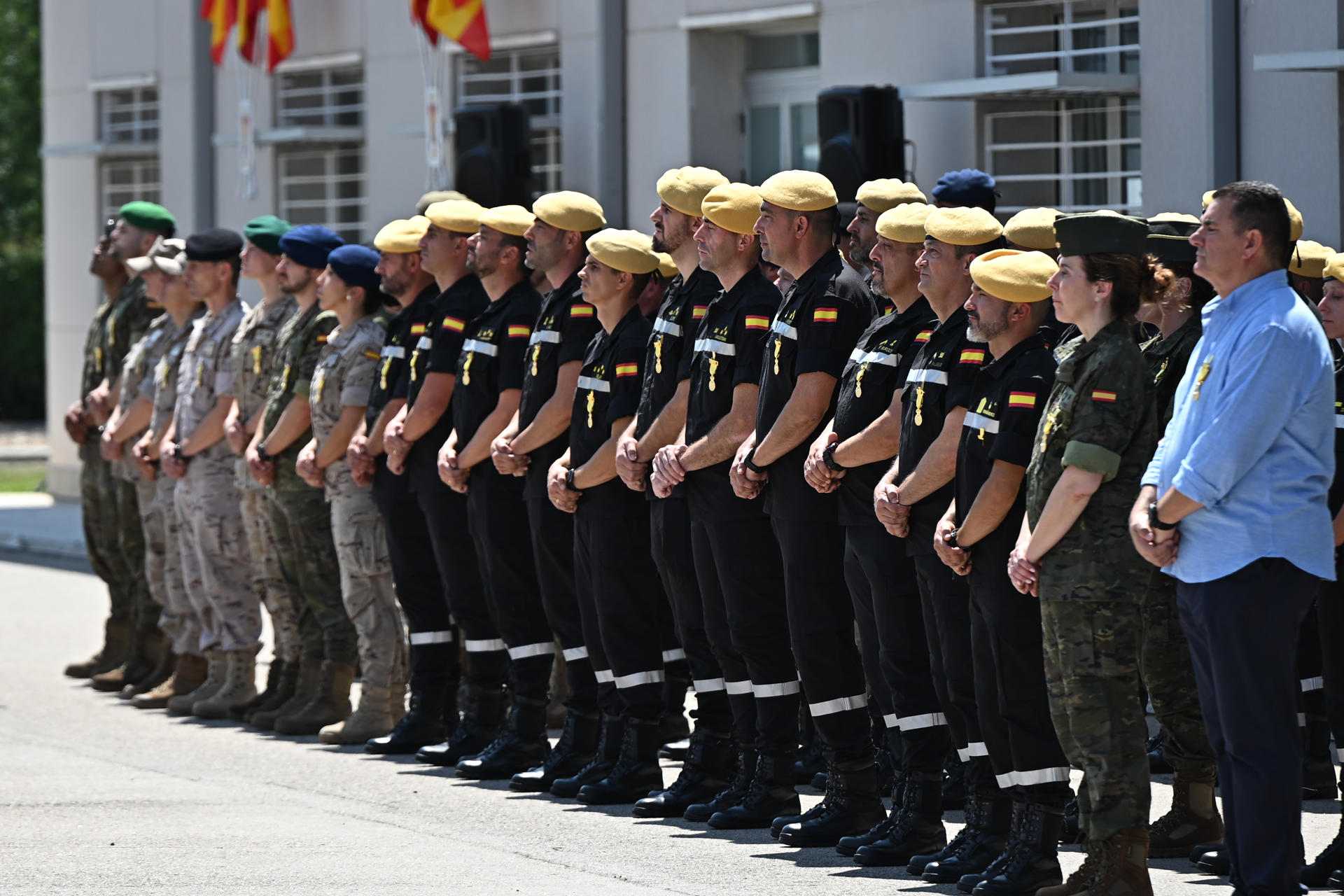 Miembros de la UME durante el acto de imposición de las medallas conmemorativas de la operación llevada a cabo con motivo de la dana, en el Cuartel General de la UME, en Torrejón de Ardoz (Madrid), este martes. EFE/ Fernando Villar