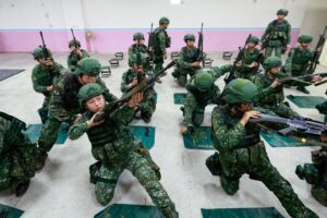 Reservistas militares taiwaneses realizan entrenamiento previo al combate durante los ejercicios militares anuales Han Kuang en el condado de Miaoli, Taiwán. EFE/EPA/RITCHIE B. TONGO